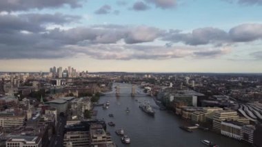 Thames Nehri ve Çömlek üzerindeki güzel gökyüzünün insansız hava aracı görüntüleri..