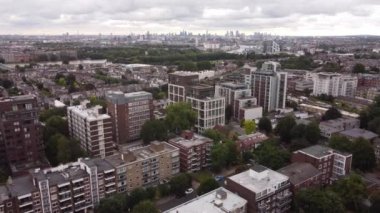 Londra 'nın banliyölerindeki modern bir binanın insansız hava aracı görüntüsü.