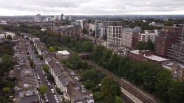 Konaklar ve yüksek binalar arasında ağaç dikme drone görüntüsü.