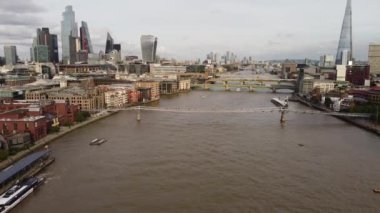 Thames 'in sakin sularının insansız hava aracı görüntüleri..