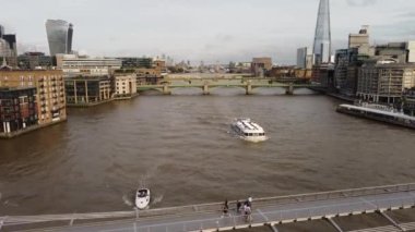 Thames Nehri 'ni kullanan zevk teknelerinin insansız görüntüsü.