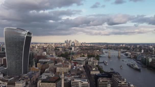 Drone zicht op de bewolkte lucht boven de Theems en Londen. — Stockvideo