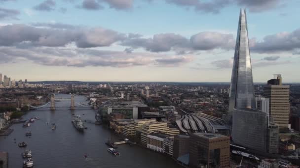 Drone beelden van een 87 verdiepingen tellende gekartelde glazen wolkenkrabber met een observatiedek. — Stockvideo