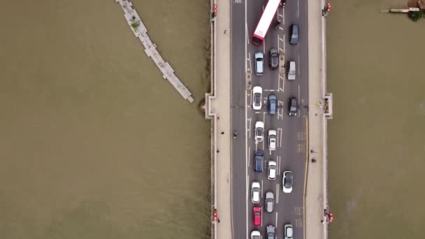 Bovenaanzicht van de Putney Bridge en wegkruising aan de kust. — Stockvideo