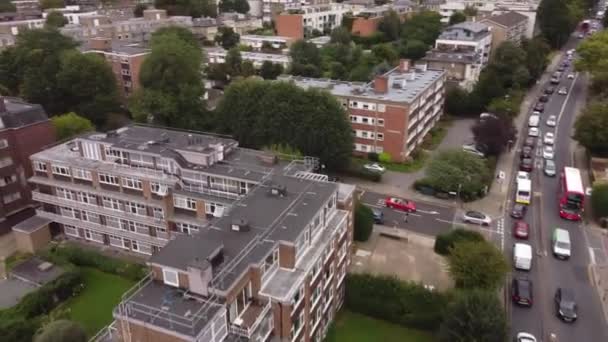 Drones flight over Wimbledon quarters of the railway station. — стоковое видео