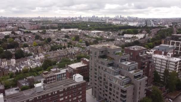 La vue depuis le drone sur les immeubles monolithiques de grande hauteur avec terrasses sur le toit — Video