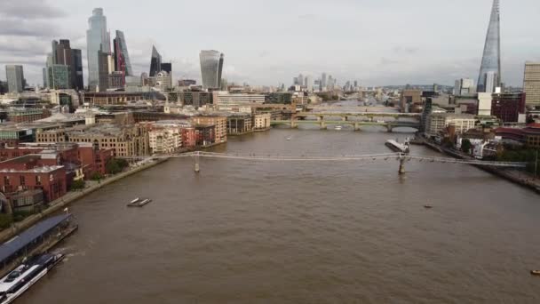 Drone footage of the calm waters of the Thames. — Wideo stockowe