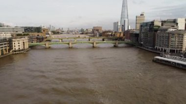 Thames Nehri 'nin ortasında İHA uçuşu.