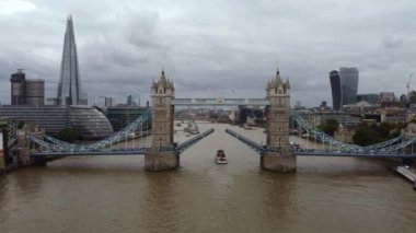 Kule Köprüsü 'nün altından bir tekne geçiyor..