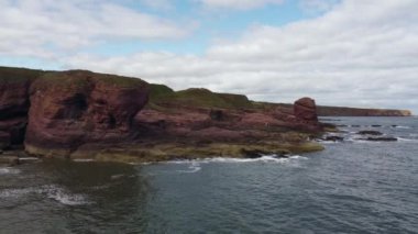 Arbroath Kayalıkları üzerinde İHA uçuşu.