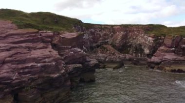 İskoçya 'daki Arbroath uçurumlarının insansız hava aracı görüntüsü.