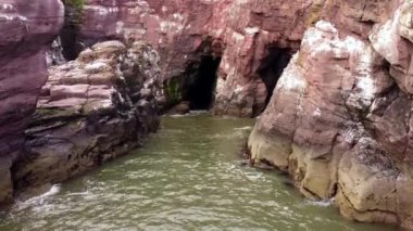 Arbroath Kayalıkları 'ndaki bir mağaranın insansız hava aracı görüntüleri..