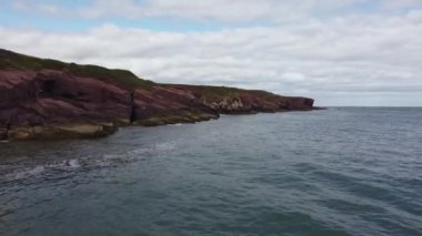 Doğu İskoçya 'da kayalık bir uçurumun insansız hava aracı görüntüsü.