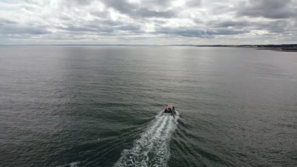 Una vista de un dron de una lancha a motor frente a la costa de Escocia. — Vídeo de stock