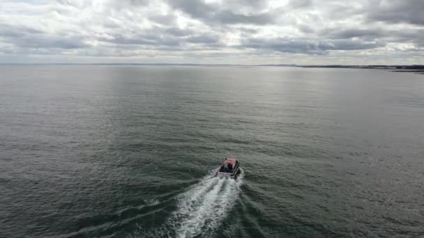 Drone vista del Mar del Norte con un barco a motor flotante. — Vídeo de stock