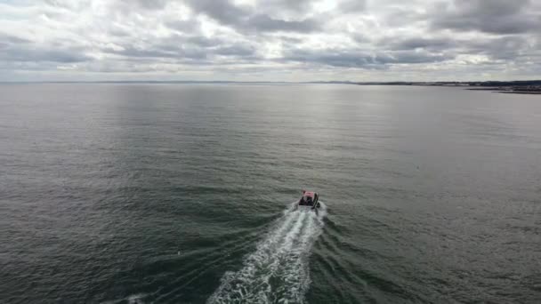 Drone vista del Mar del Norte con un barco y una costa distante en el fondo. — Vídeo de stock