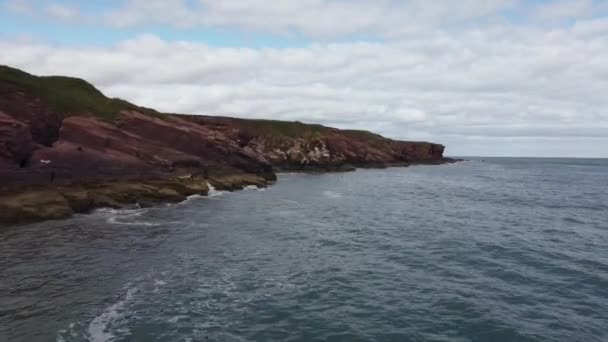 Un rapide tir de drone des rivages rocheux près d'Arbroath, en Écosse. — Video