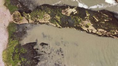 Kuzey Denizi 'nin kayalık kıyılarına yakın bir drondan görüntü.