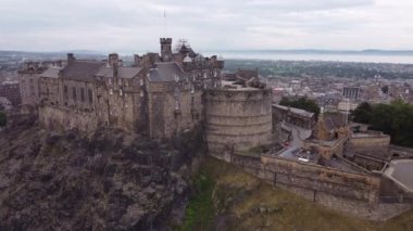İskoçya 'daki Edinburgh Şatosu' ndaki Büyük Salon 'un kayalık yamacının insansız hava aracı görüntüsü.