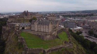 Şehrin yüksek kesimindeki güzel Edinburgh Kalesi 'nin insansız hava aracı manzarası..