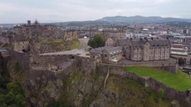 Muhteşem Edinburgh Kalesi 'nin insansız hava aracı görüntüsü bir kayanın üzerine inşa edildi..