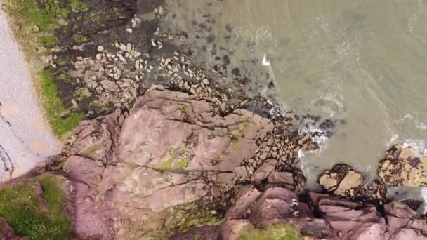 스코틀랜드의 아르브 라우 드 읍 근처의해 안에 있는 절벽들을 드론으로내려다본 모습. — 비디오