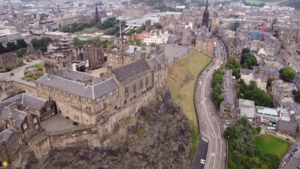Drone utsikt över en del av Edinburgh slott i den historiska stadskärnan i Edinburgh. — Stockvideo