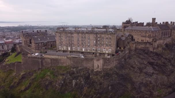 Drone photography of the Western part of Edinburgh Castle. — Stok video