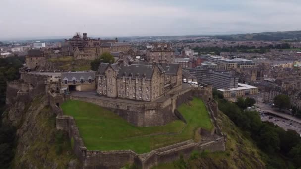 Drohnenblick auf das schöne Edinburgh Castle auf der Höhe der Stadt. — Stockvideo