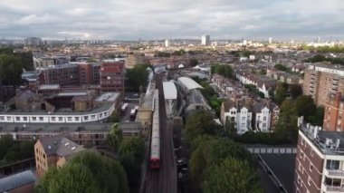 Putney Köprüsü 'ne gelen bir trenin insansız hava aracı görüntüleri..