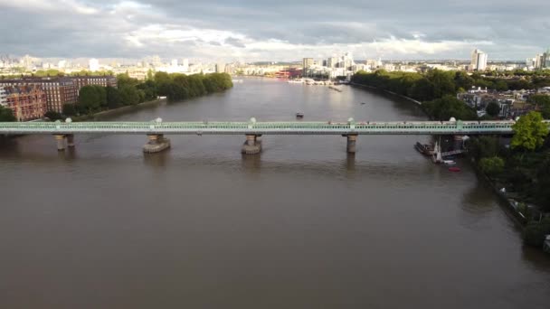 Drone veduta di un treno che attraversa il Tamigi sul Fulham Railway Bridge. — Video Stock