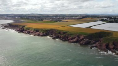 Seraları olan kayalık bir sahil boyunca İHA 'dan ateş etmek