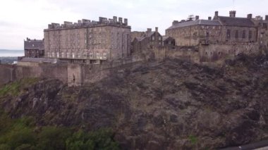 Edinburgh Şatosu 'nun insansız hava aracı görüntüsü. Taştan bir uçurumda aşılamaz duvarları var..