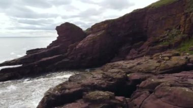 İHA uçuşu sahildeki çok katlı uçurumlarda.