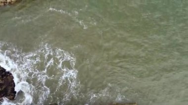 Kuzey Denizi 'ndeki dalgaların insansız hava aracı görüntüsü.