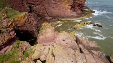 Arbroath kasabası yakınlarındaki kayaların ve koyların insansız hava aracı görüntüsü..