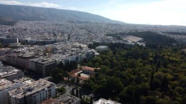 Arka planda Panathenaic Stadyumu olan Ulusal Bahçe insansız hava aracı görüntüsü.