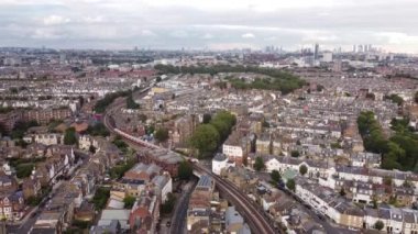 Londra 'nın Putney bölgesinde bir gökyüzü treninin havadan görüntüsü..