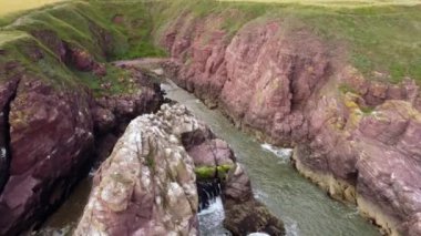 Su ve denizle dolu bir geçitin dronundan ateş ediyorlar.