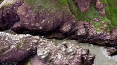 Kuzey Denizi 'nin kayalık kıyısındaki dar bir boğazın insansız hava aracı görüntüsü.