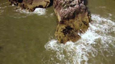 Denizden kayalık kıyıya düz hareket çerçevesi.