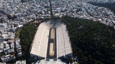 Arka planda Atina sokaklarıyla Panathenaic Stadyumu 'nun insansız hava aracı görüntüsü