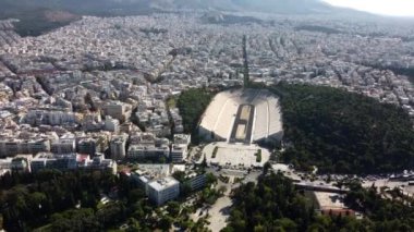 Sabah Panathenaic Stadyumu 'nun insansız hava aracı görüntüsü ve arka planda Atina.