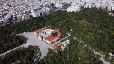 Atina 'daki Zappeion Salonu' nun manzarası, parkın yeşillikleriyle çevrili.