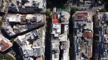 Atina 'nın dar sokaklarının güzel çatıları olan insansız hava aracı manzarası.