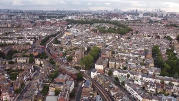 Nagranie dronów z terenu Putney ze Skytrain i Putney Bridge Approach — Wideo stockowe