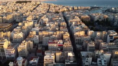 Atina limanına giden yolu doğrudan gösteren İHA 'dan görüntüle.