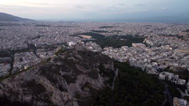 Atina 'daki bir Ortodoks kilisesiyle Lycabettus Dağı' nın insansız hava aracı görüntüsü.