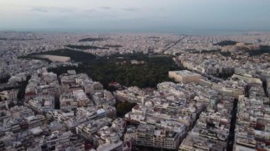 Atina 'da konut alanlarıyla çevrili bir parkın insansız hava aracı görüntüsü.