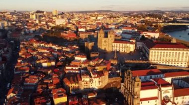 Günbatımında Porto Pillory, Porto Katedrali ve Tarihi Müze 'nin insansız hava aracı görüntüsü.